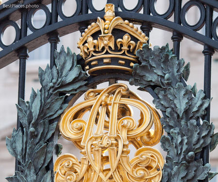 Buckingham Palace front gate royal crest